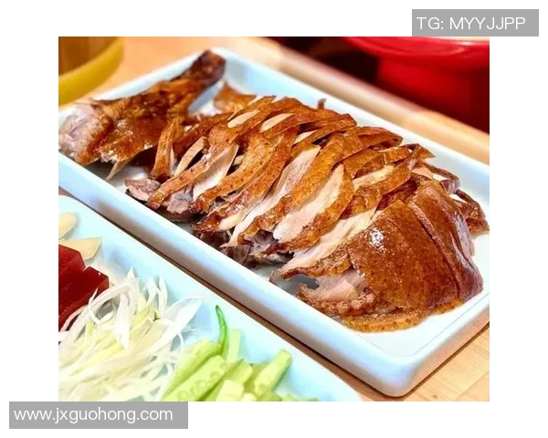足球明星品尝北京烤鸭的美味瞬间，尽享美食与运动的完美结合